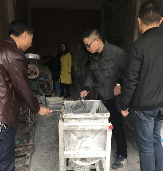 04执法人员检查现场.jpg