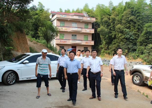 衡阳县县委书记曾秀（左三）在县委常委、县委办主任宋任飞(右三)的陪同下深入县卫计局扶贫点演陂镇千工村走访慰问贫困户.png