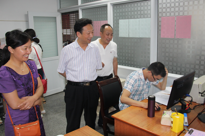衡阳县政协副主席陈吉红(左一)，县卫计局党委书记、局长谭爱平（右三）等领导，到县人民医院住院结算窗口现场察看健康扶贫“一站式”结算服务运行.png