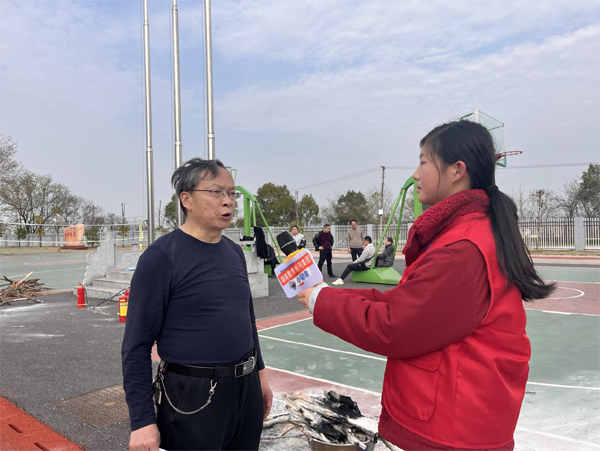 台源镇芙蓉学校消防安全进校园师生上阵齐演练